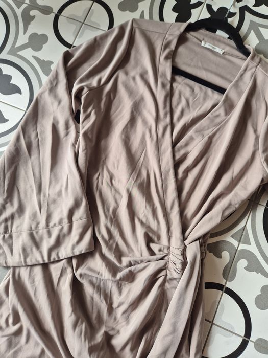 Beżowa sukienka z szerokimi rękawami, Reserved,r.L
