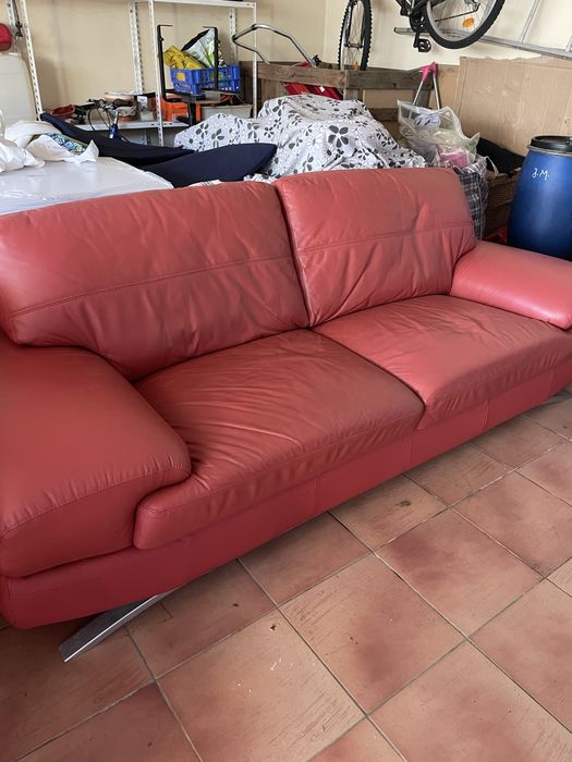 2 sofas em couro vermelho