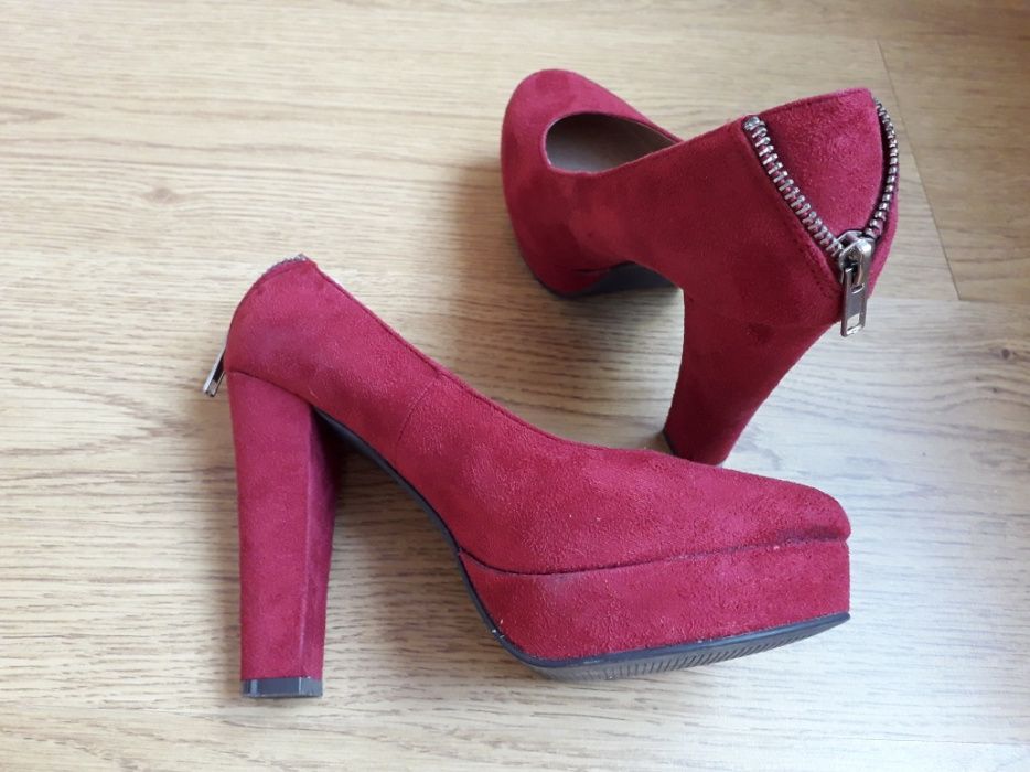Sapatos camurça vermelhos