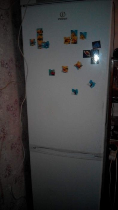 Двухкамерный холодильник INDESIT SB 200. Большой вместительный обьем.