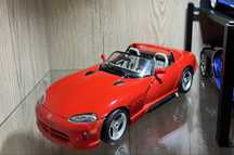 Model samochodu dodge viper rt/10 w skali 1/18.