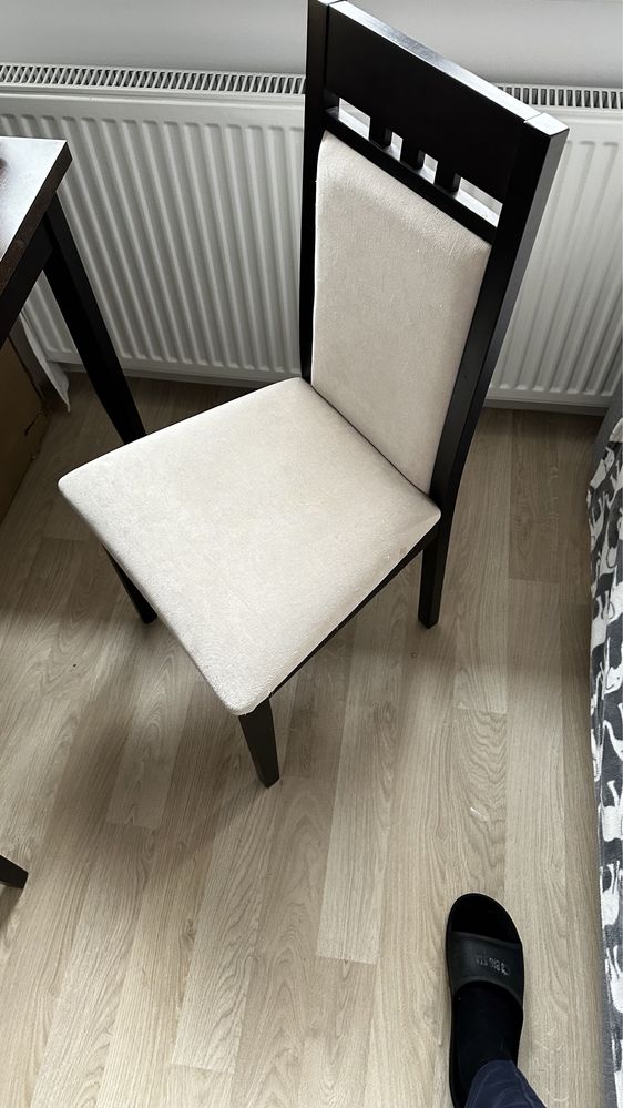 Krzeslo tapicerowane z drewnianymi nogami laminowanymi