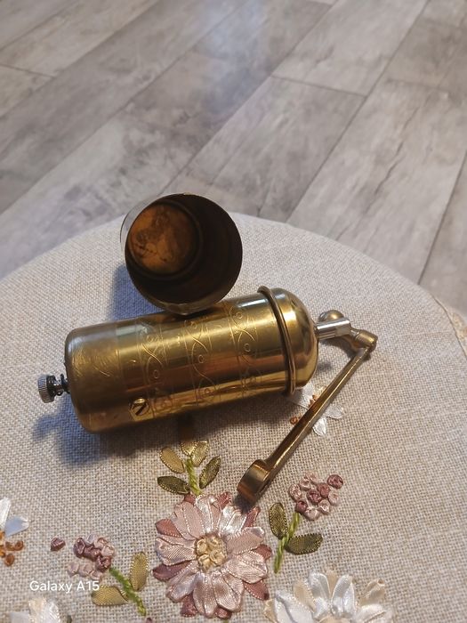 Młynek kolekcjonerski antyk dizajn mosiądz