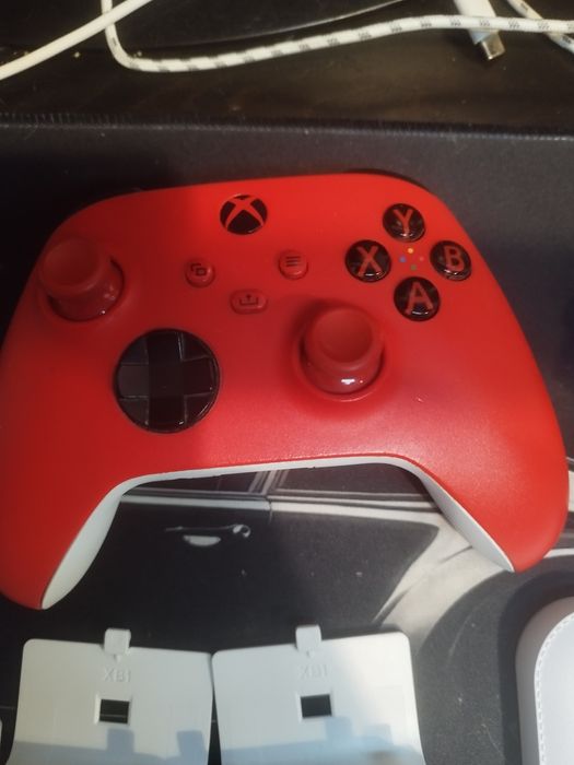 Pad Xbox series + stacja dokująca + klawiatura do pada