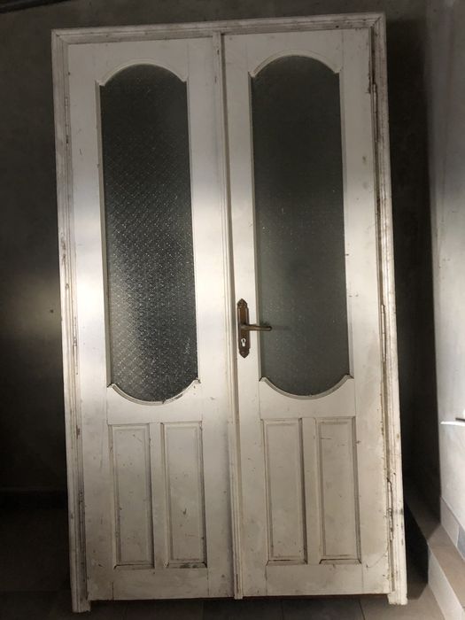 Двери междукомнатные , два комплекта , коричневые и белые