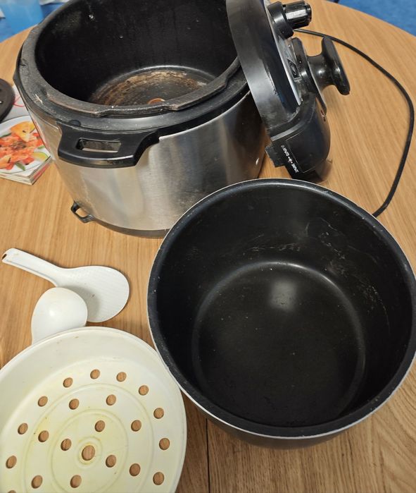 Мультиварка б/в з аксесуарами і рецептами.