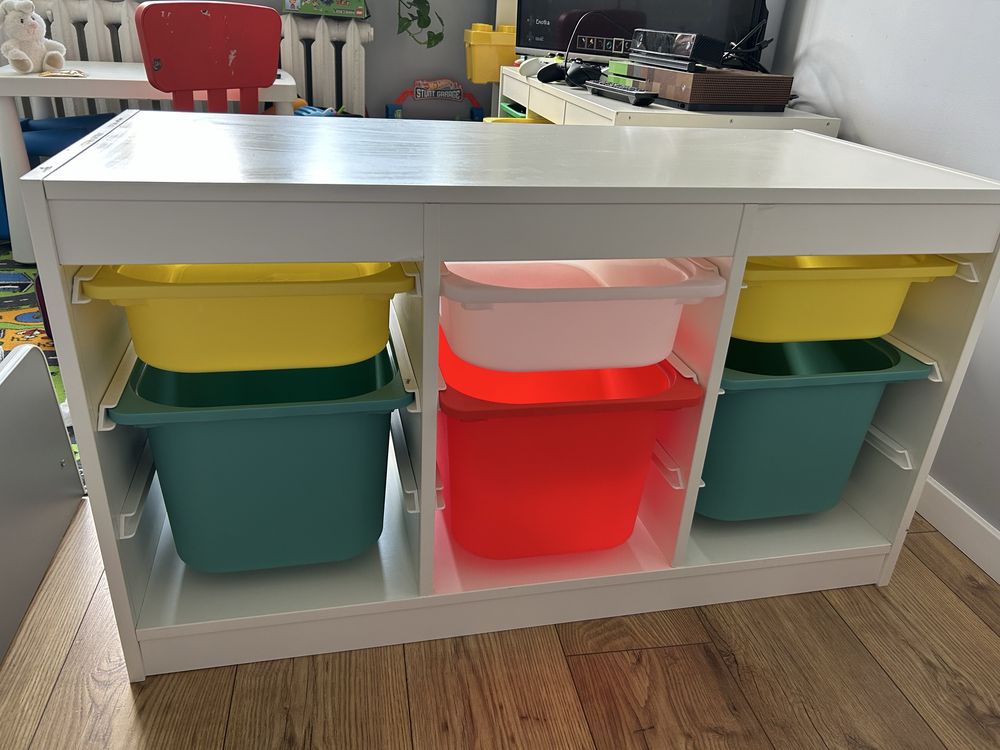 Regal ikea trofast z pojemnikami