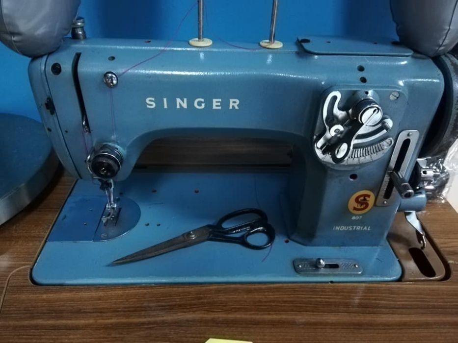 Maquina de Costura Marca SINGER com 60 Anos, Boa para exposição C/novo