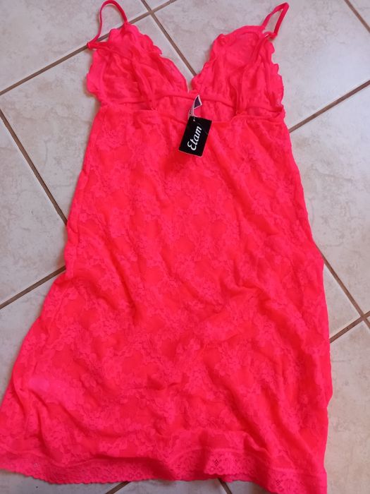 Koronkowa koszulka na cieńkich ramiączkach Etam.