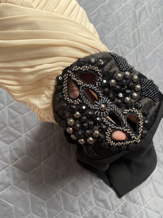 XS/S sukienka wyjatkowa bezowo-czarna efektowne zdobienia