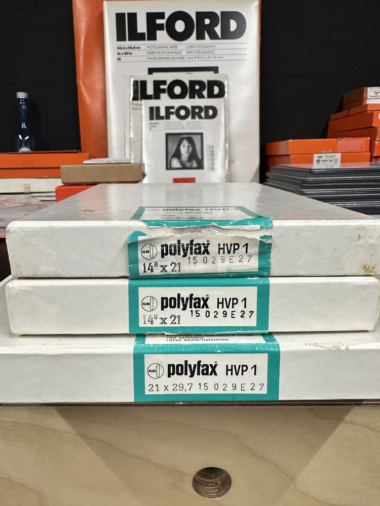 Papel analógico para impressão em preto e branco da marca POLYFAX