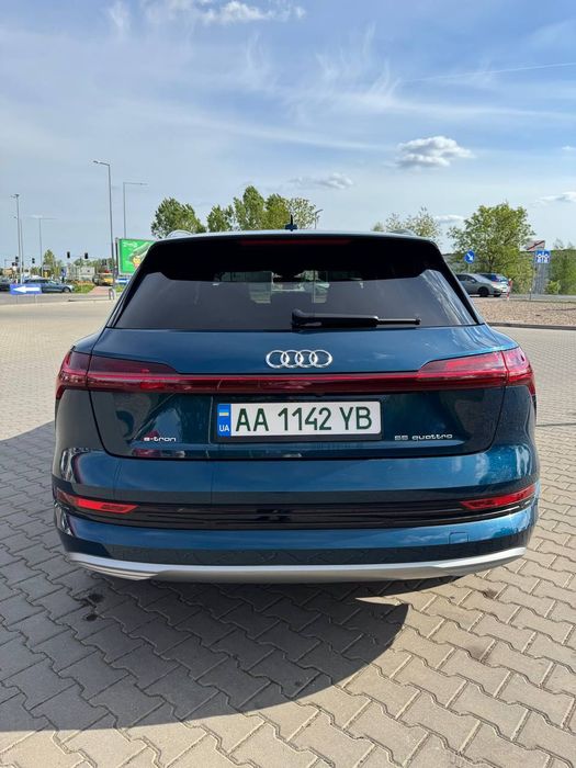 Авто Audi E-tron 55
