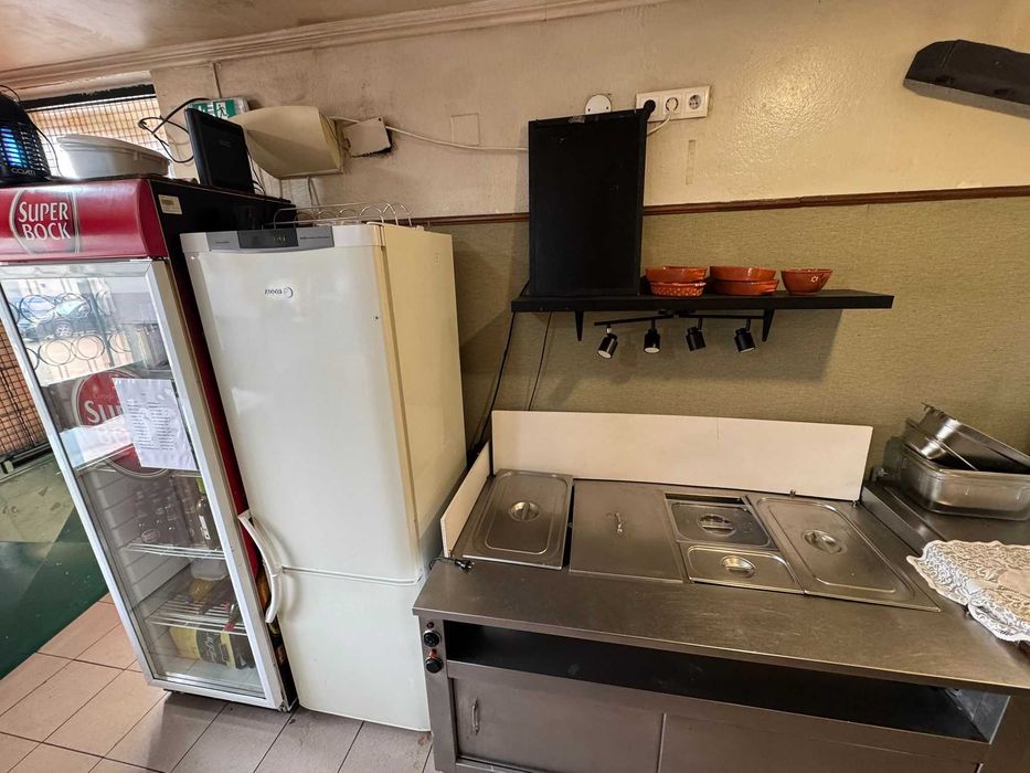 Restaurente churrasqueira em pleno funcionamento com baixa renda