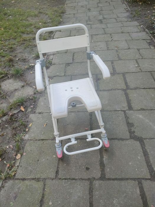 Sprzedam wózek inwalidzki oraz wózek do higieny w bardzo dobrym stanie