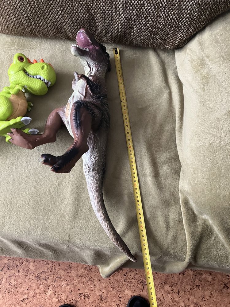 Duży dinozaur ryczący