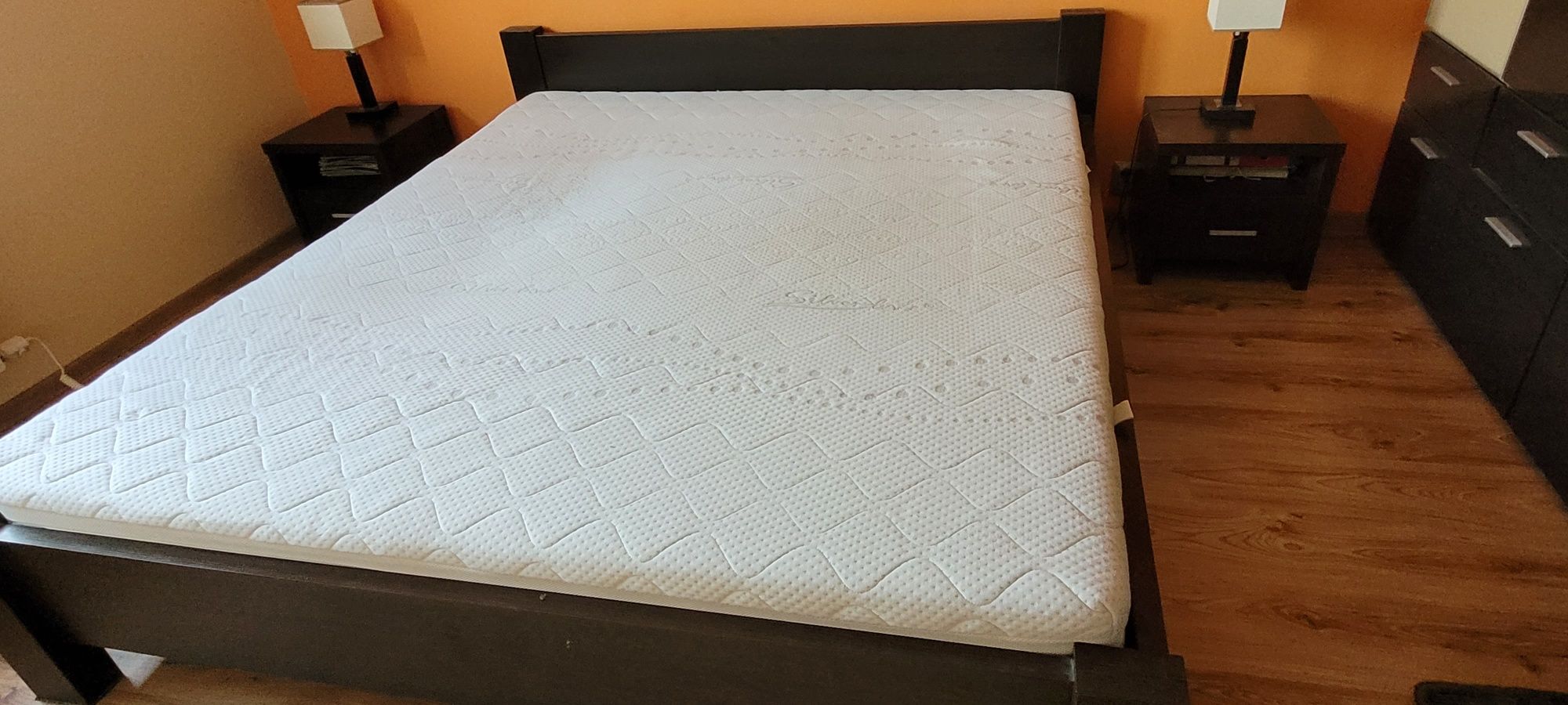 Łóżko z materacem i szafkami nocnymi