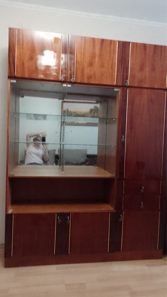 Меблі деревʼяні у вітальню