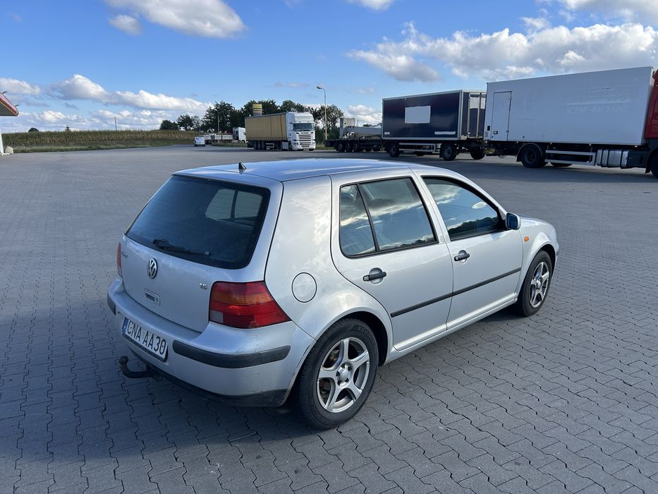VW Golf IV 1.6 SR 5 drzwi alufelgi Nowe oplaty ROK 2 komplety kół 4