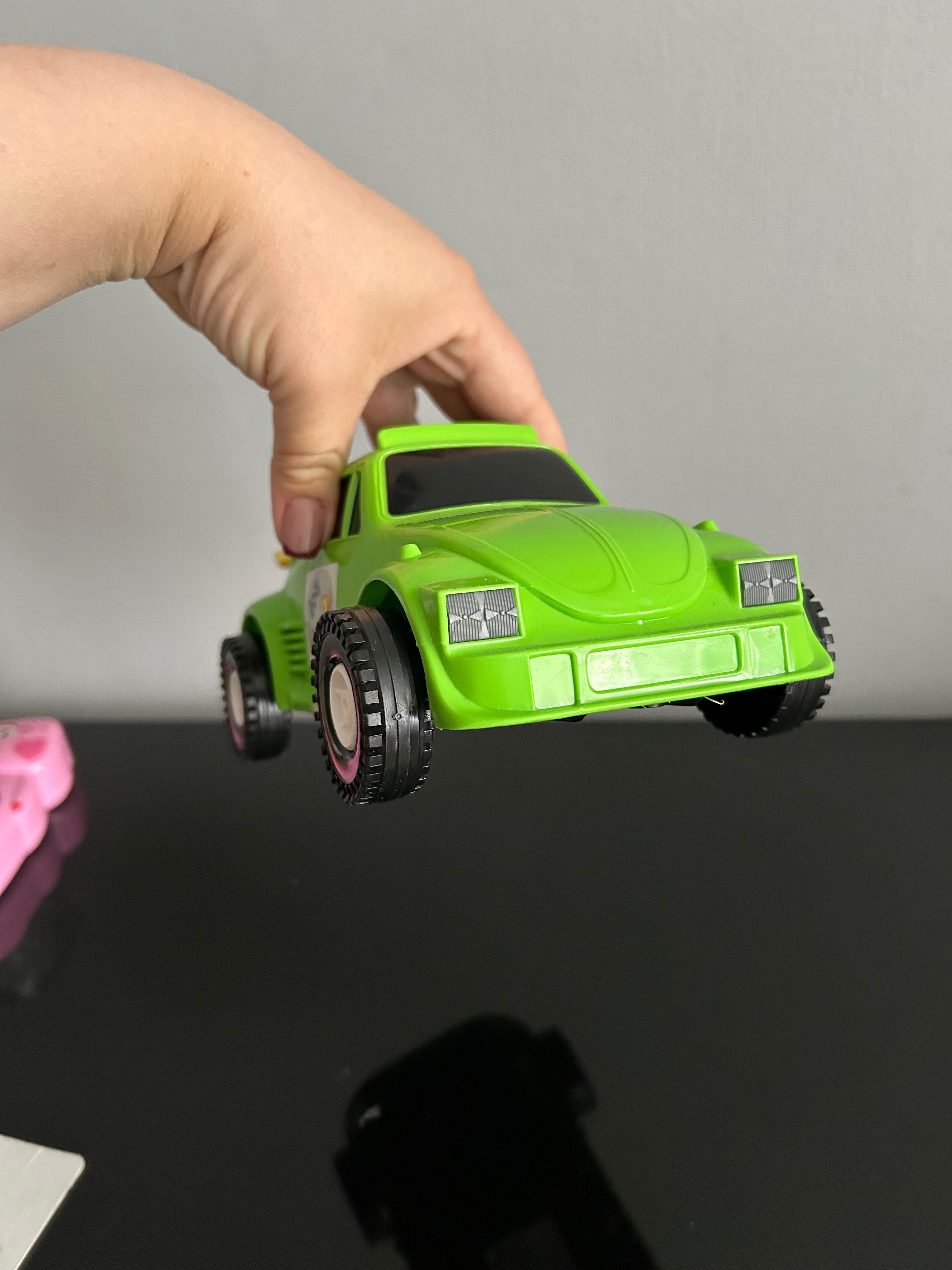Нова зелена машина для хлопчика