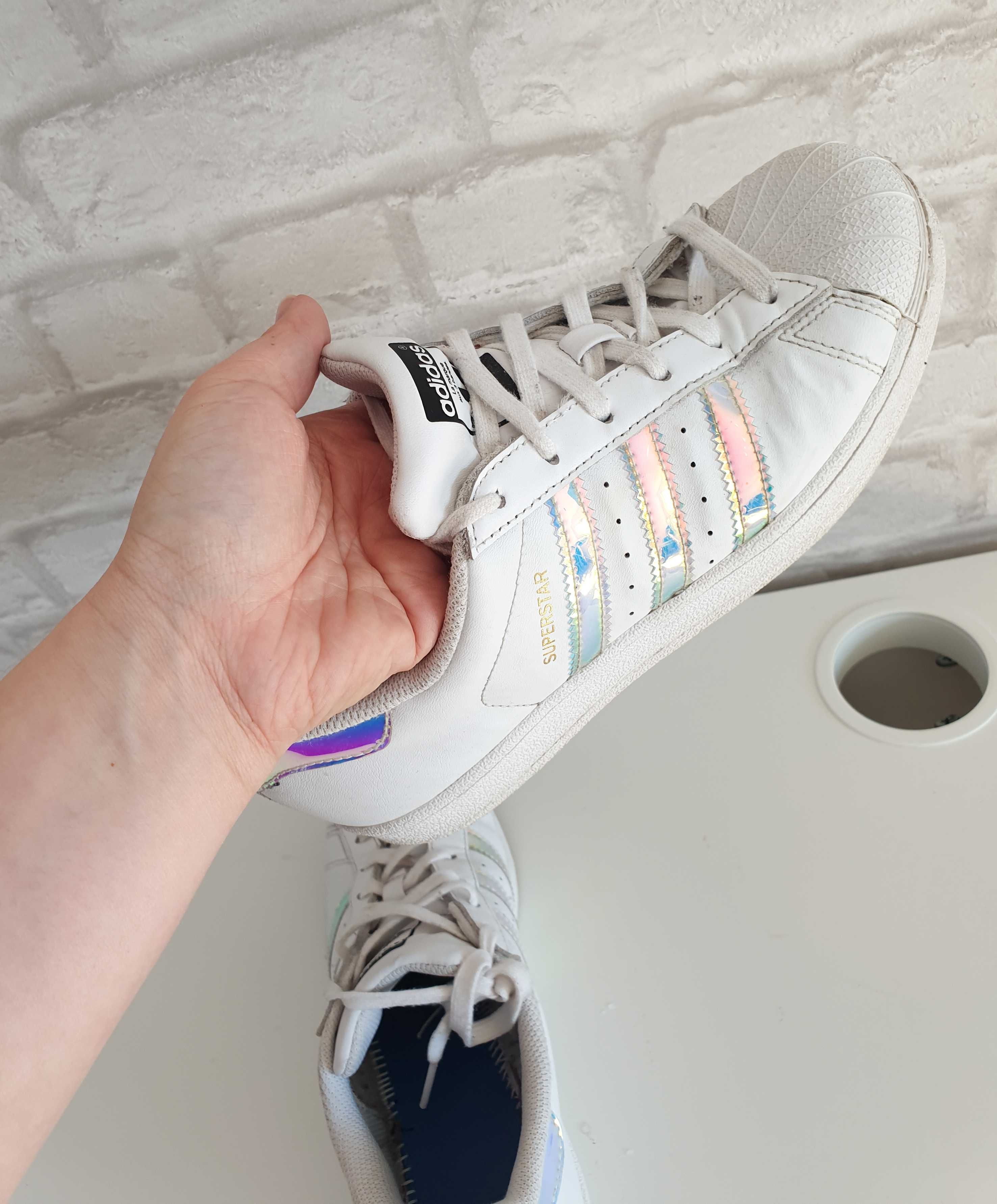 Adidas Superstar hologram