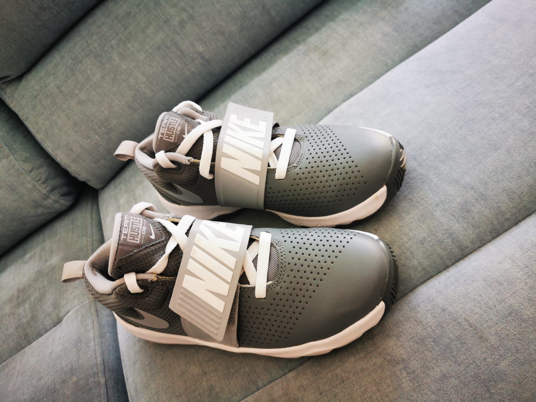 Buty Nike hustle D8 GS 38.5 unisex