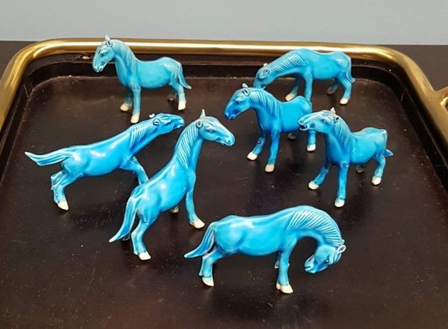 Cavalos em porcelana chinesa.