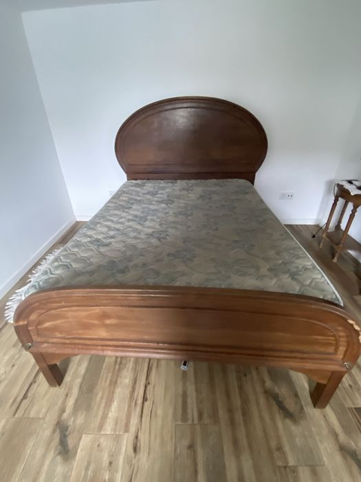 Cama de casal em madeira
