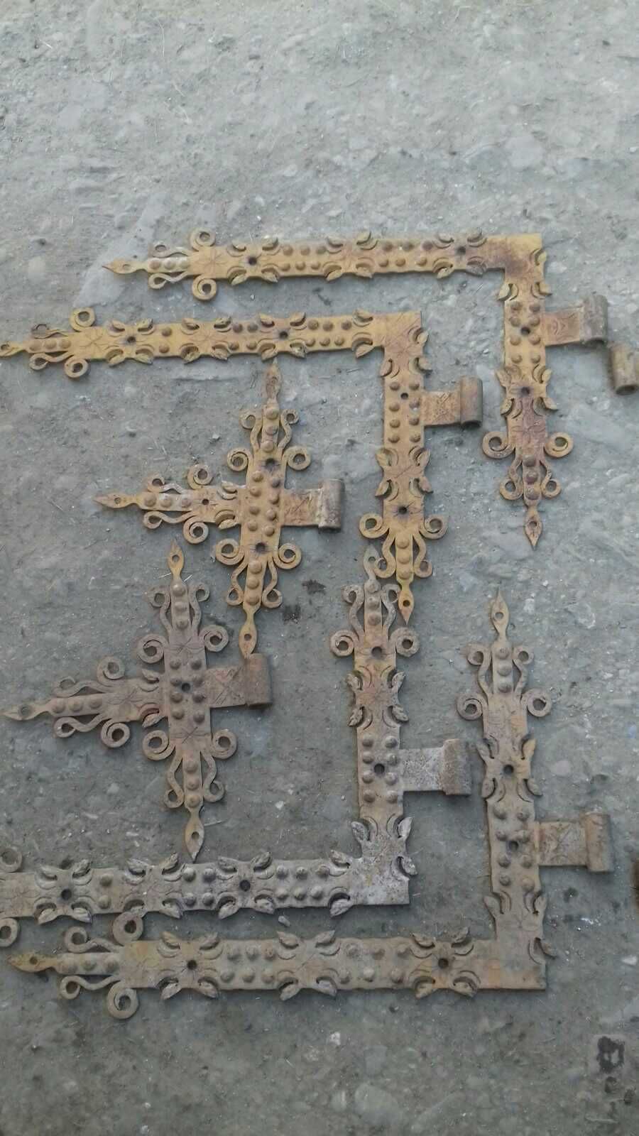 Dawne zawiasy kute bogato zdobione