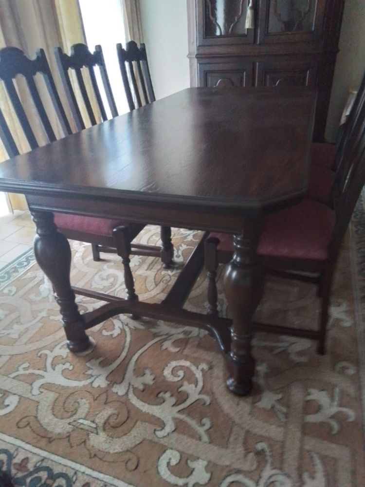 Komplet mebli: komoda, witryna, stół z krzeslami