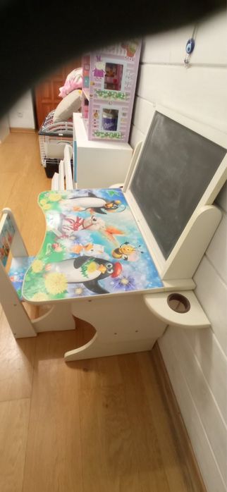 Детский столик с доской и стульчик