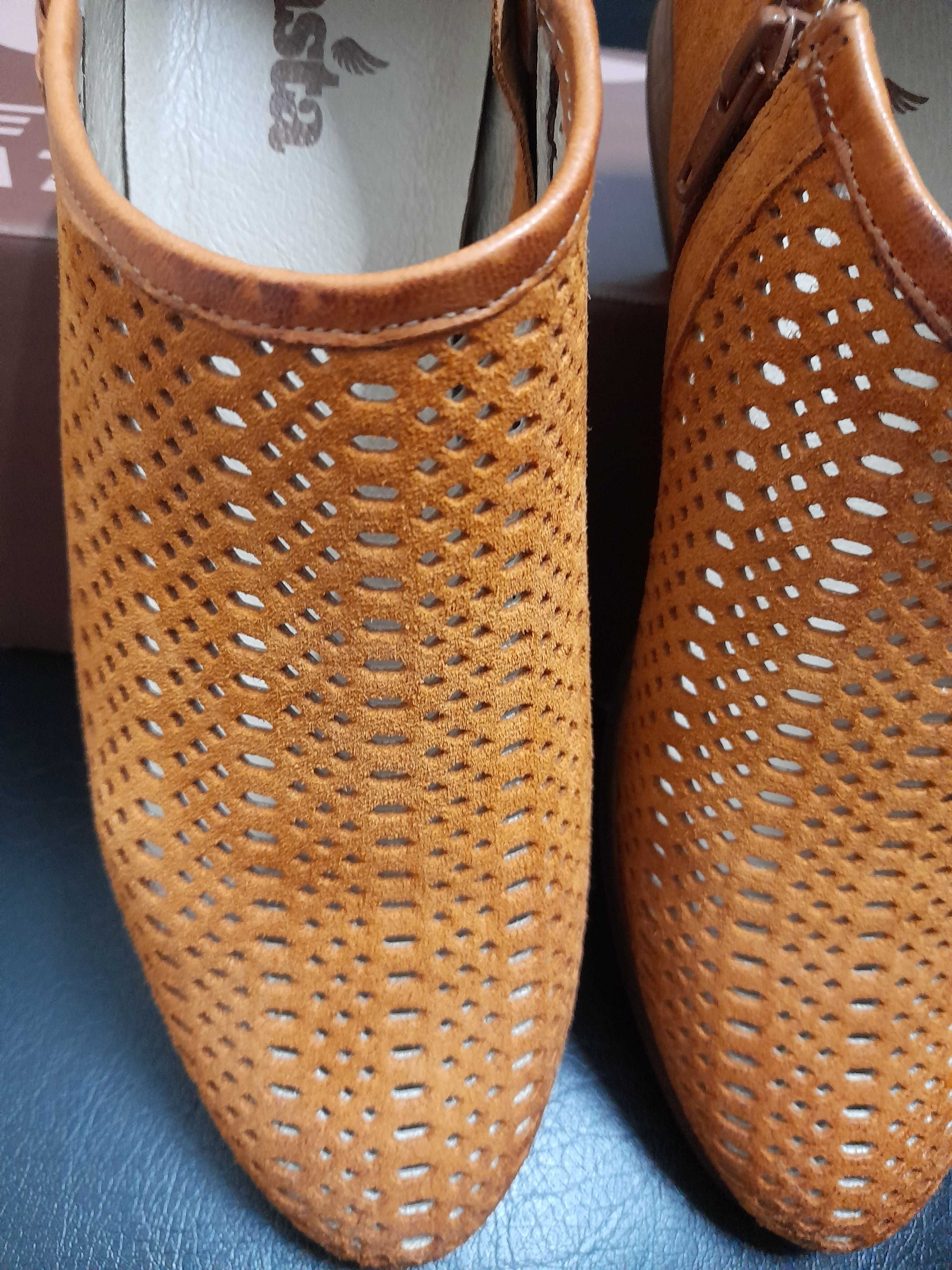 Vendo botins em pele novos, nº 40, marca Casta