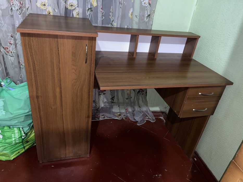 Детский письменный стол для школьника