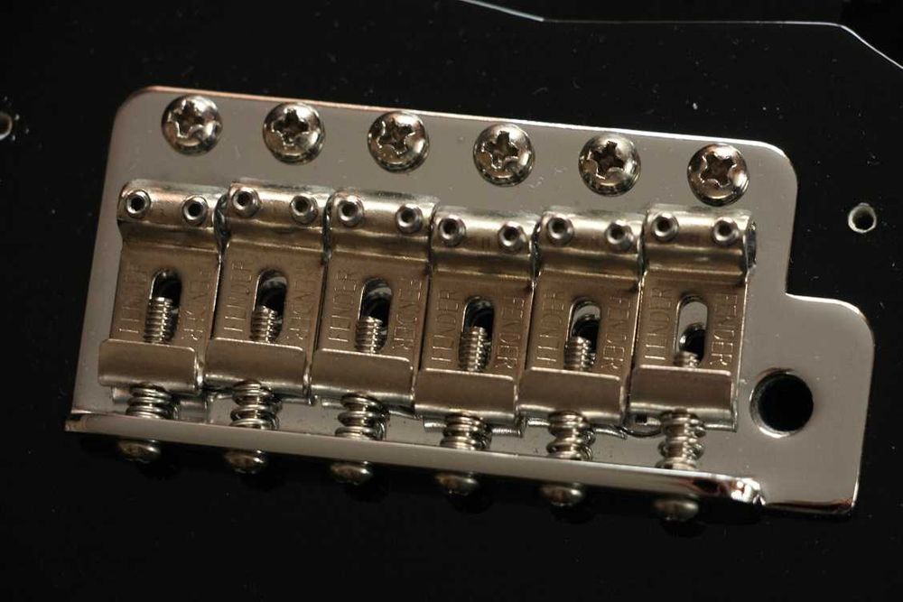 Korpus Stratocaster, mostek, pickguard Fender