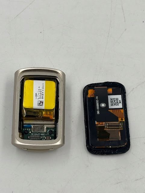 uszkodzony smartband fitbit charge 5 beżowy