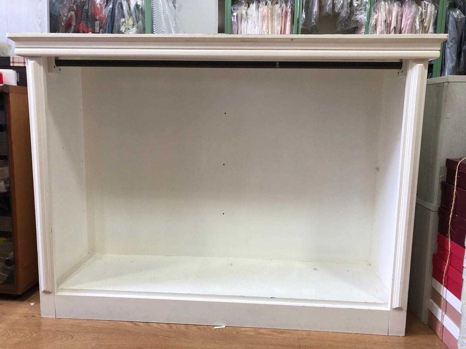 Mesa expositora em madeira lacada a branco