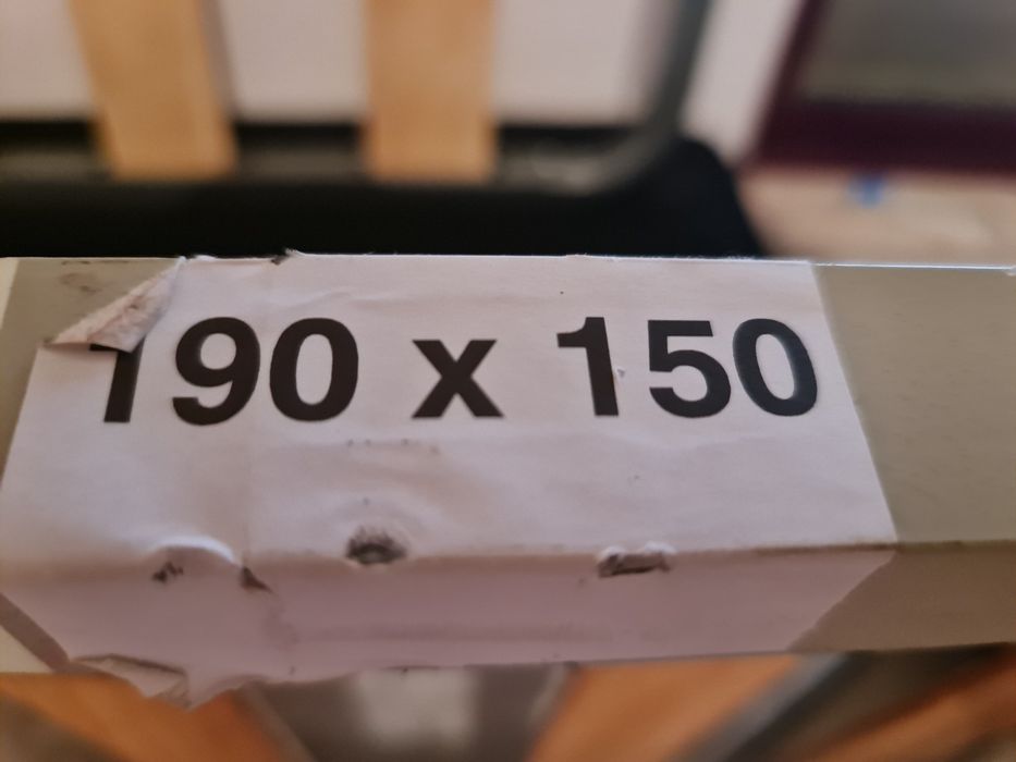 Cama com mesas de cabeceira e estrado