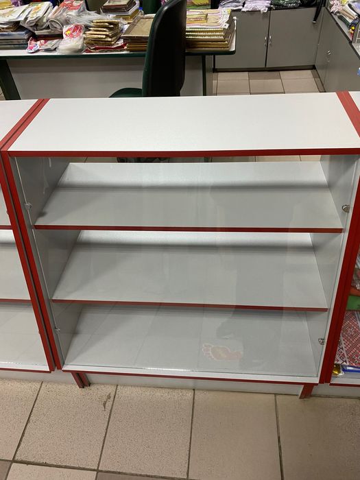 Вітрина , шафа для речей