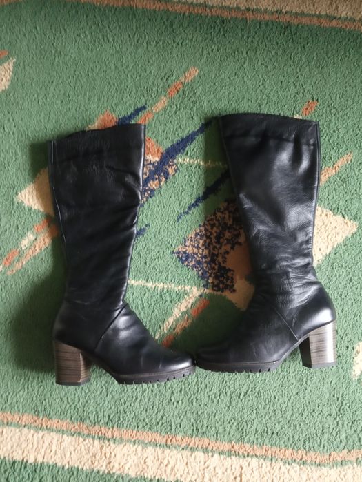 Две пары кожаных сапог