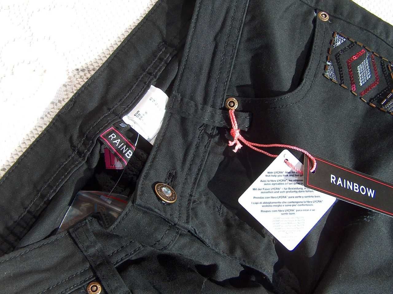 Czarne jeansy z haftem Bonprix