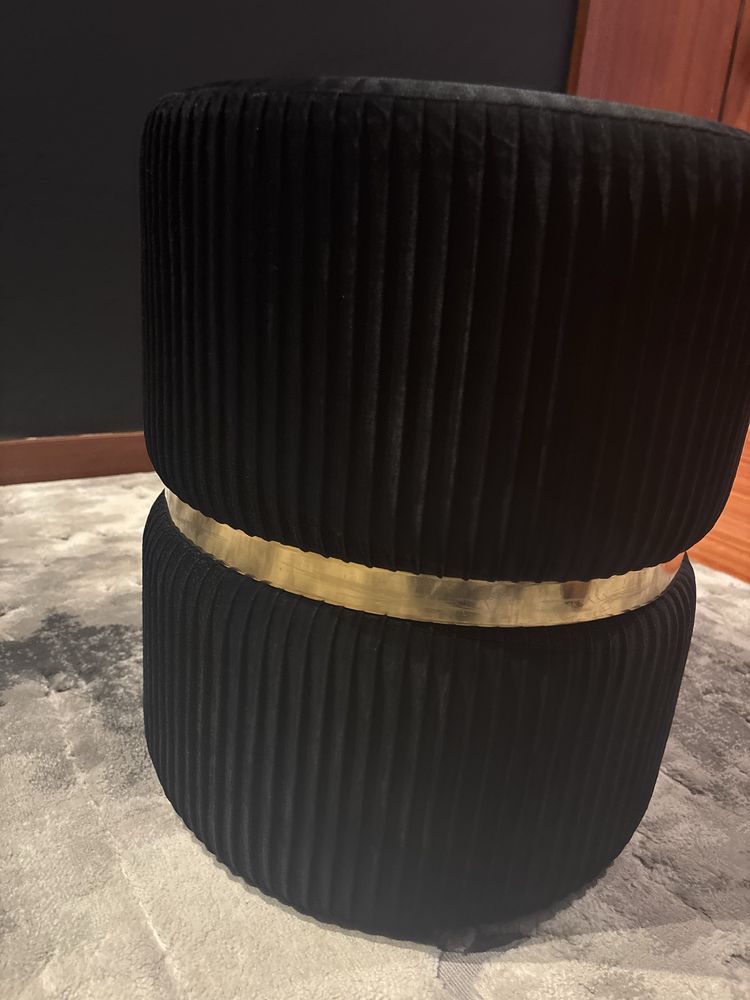 Puff preto veludo com dourado