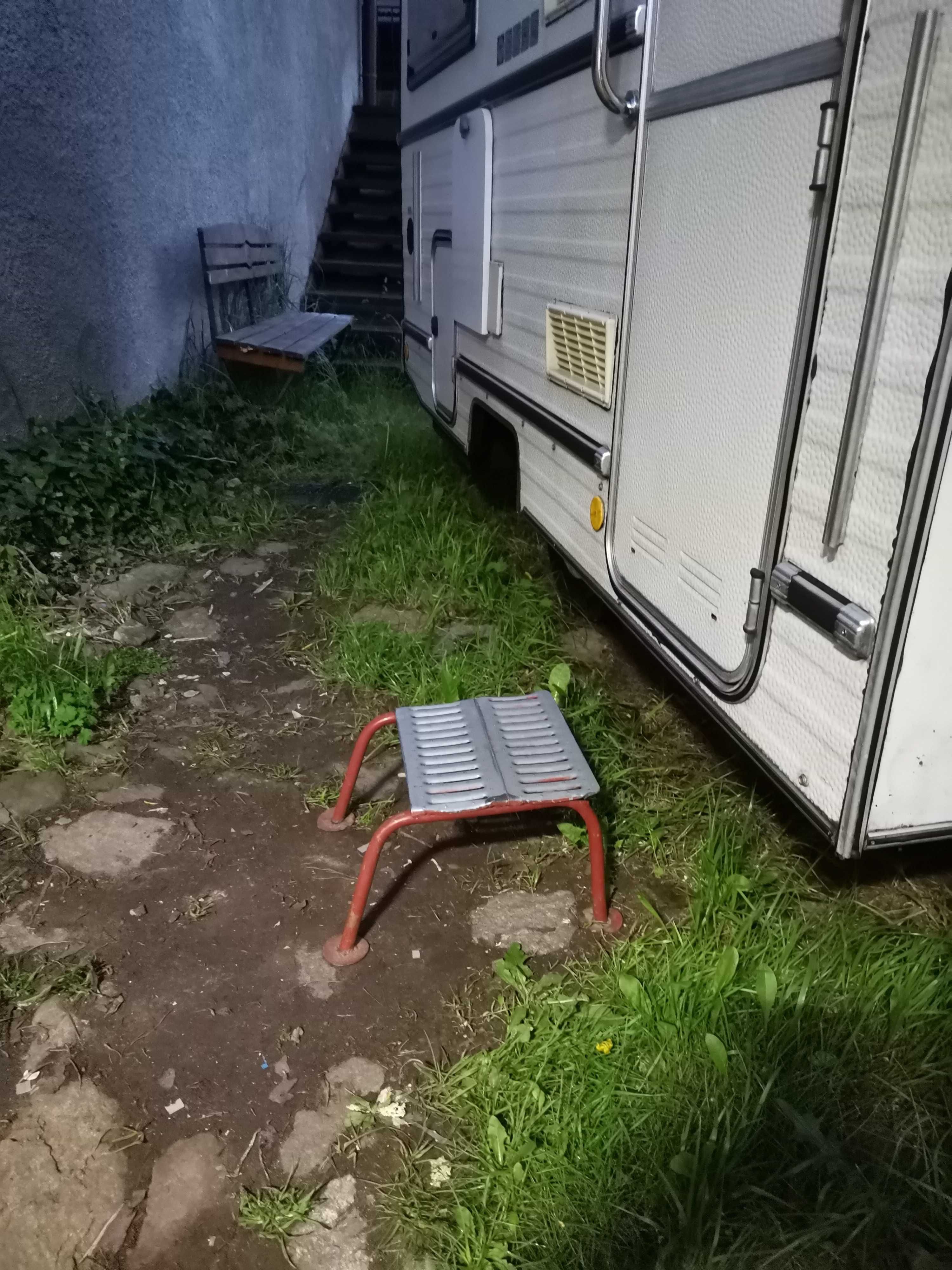 Stabilny , solidny schodek, stopień do przyczepy, kampera.