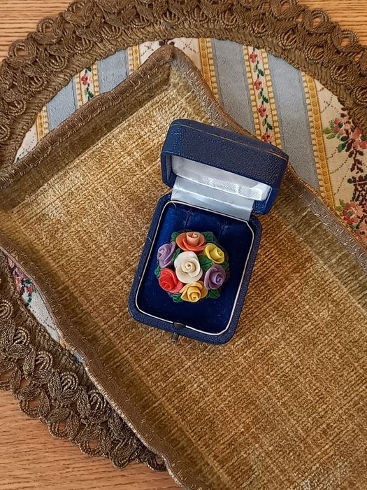 Broszka z modeliny stara prl kwiaty kolorowe bukiet przypinka