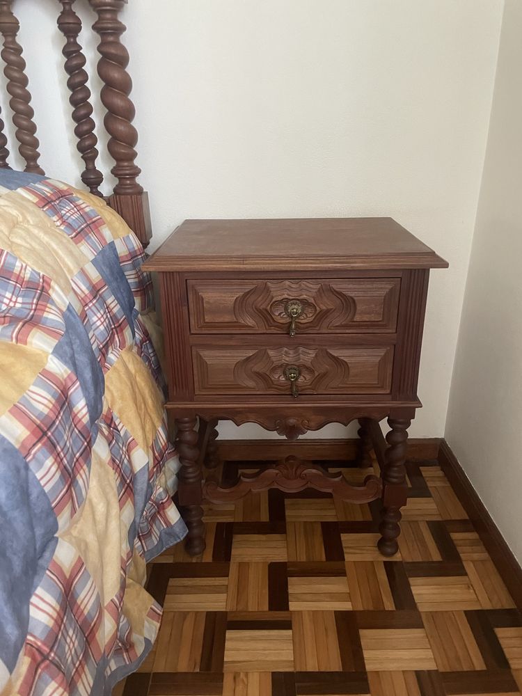 Roupeiro Clássico em Madeira Maciça — 3 Portas
