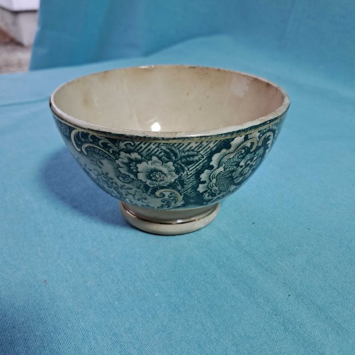 Malga antiga com motivos verde e dourado. Loiça de Sacavém.