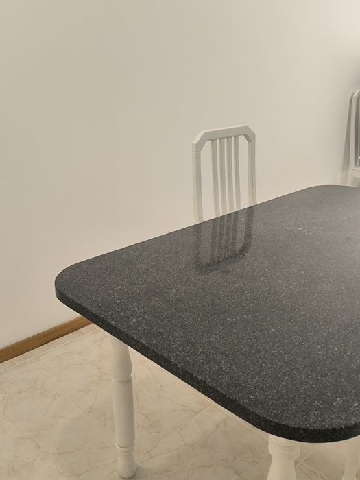 Mesa de cozinha/sala com pedra em mármore