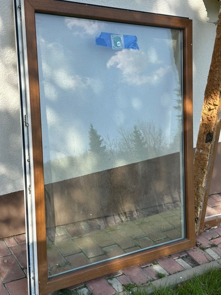 3 x okna z zintegrowanymi roletami zewn. elektrycznymi 118 x 150cm.