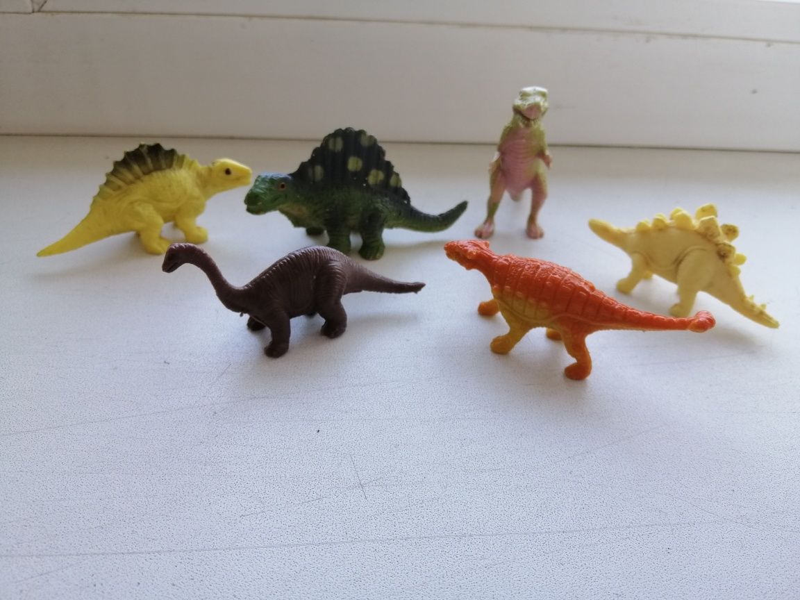 Продам фигурки  Динозавры Супердевушки