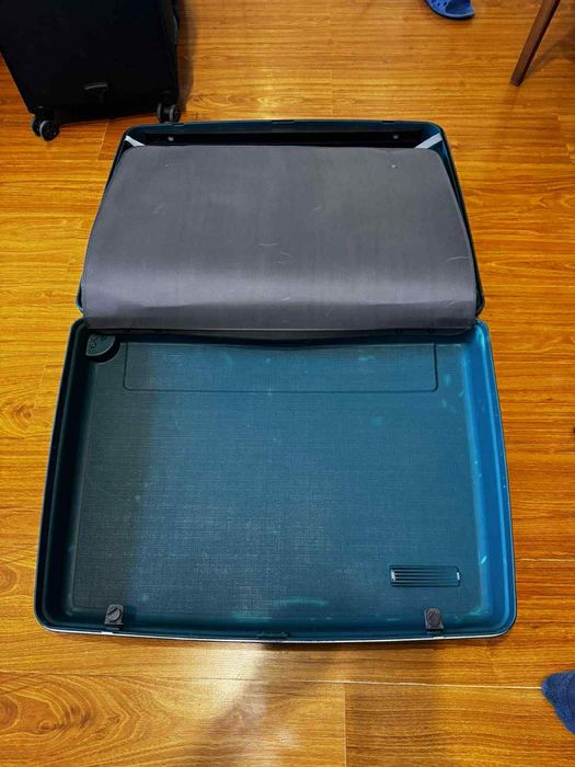 Продам пластиковые чемоданы.