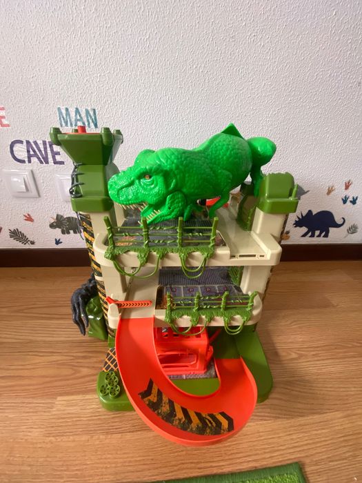 Pista de carros dinossauro