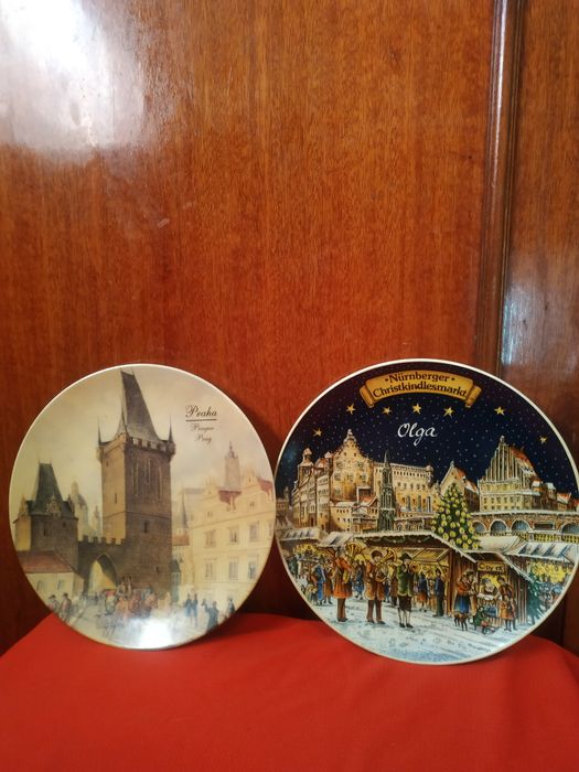 Фарфоровые настенные тарелки.